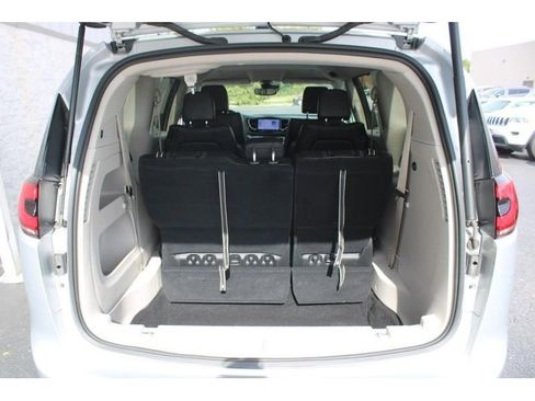 Used 2024 Chrysler Pacifica Touring-L image 7