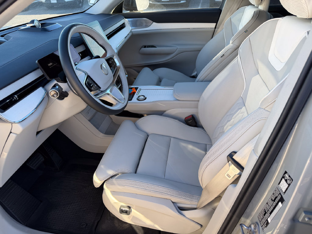 Certified 2025 Volvo EX90 Ultra AWD/4WD image 3