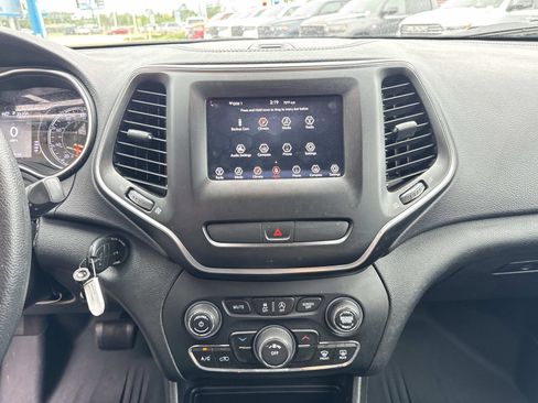 Used 2019 Jeep Cherokee Latitude w/ Popular Appearance Group FWD image 24