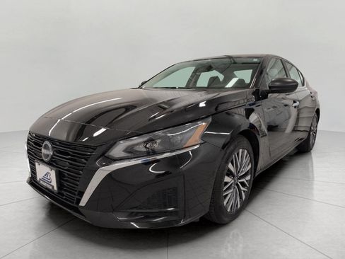 Used 2025 Nissan Altima 2.5 SV FWD image 12