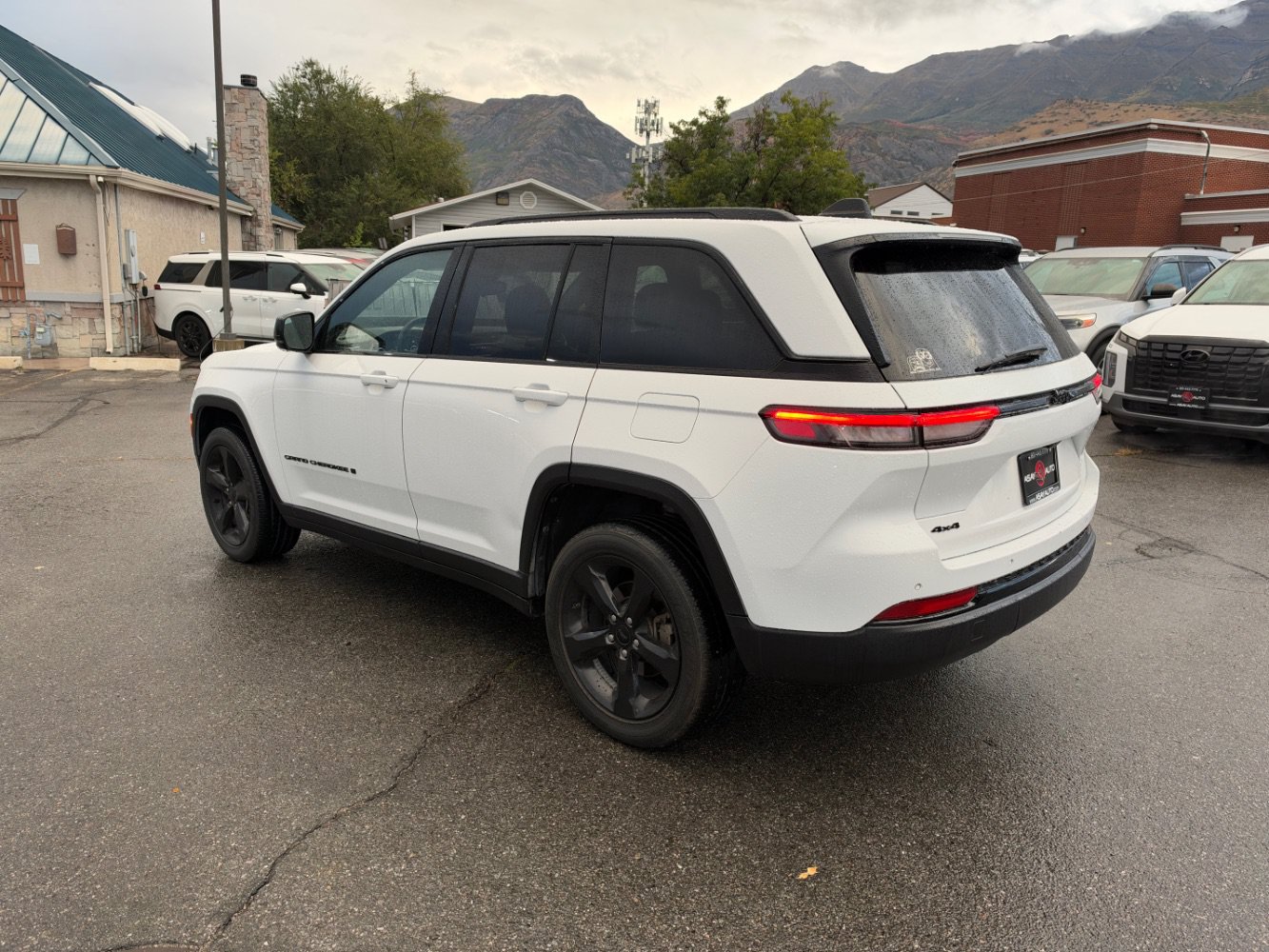 Used 2023 Jeep Grand Cherokee Altitude AWD/4WD image 3