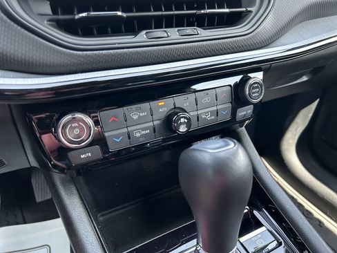 Used 2025 Jeep Compass Trailhawk AWD/4WD image 29