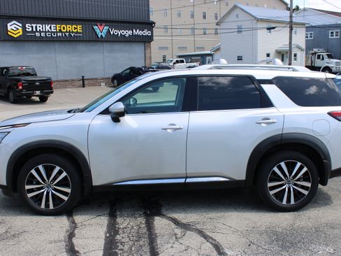 Certified 2023 Nissan Pathfinder Platinum AWD/4WD image 2
