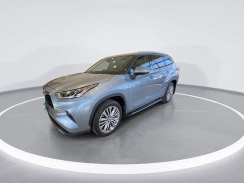 Used 2023 Toyota Highlander Platinum image 4