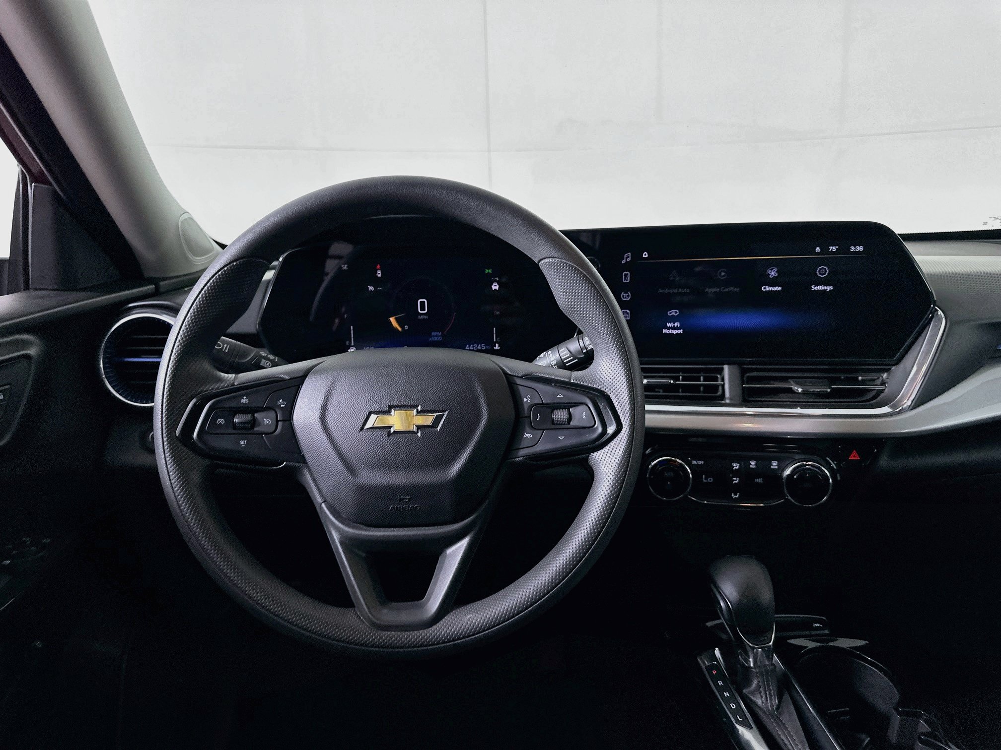 Used 2025 Chevrolet Trax LT FWD image 17