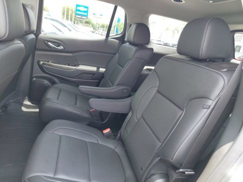 Used 2023 GMC Acadia SLT w/ Technology Package FWD image 12