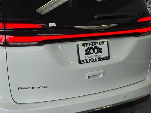 Used 2025 Chrysler Pacifica Select image 12