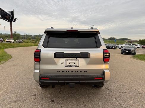Used 2025 Toyota 4Runner SR5 AWD/4WD image 15