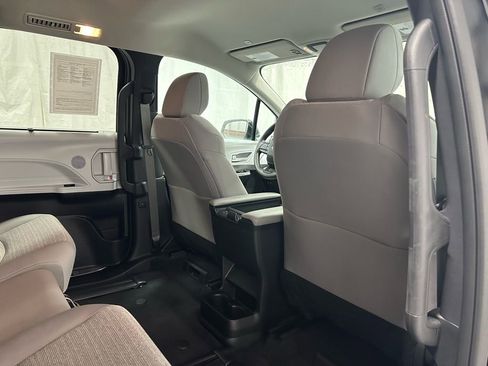 Used 2025 Toyota Sienna LE image 58
