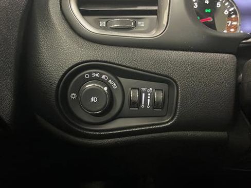 Used 2022 Jeep Renegade Latitude AWD/4WD image 33