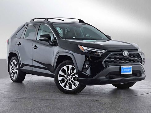 Used 2022 Toyota RAV4 XLE Premium image 2