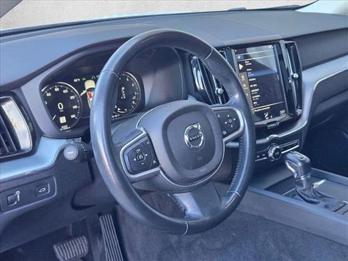 Used 2018 Volvo XC60 T5 Momentum w/ Vision Package image 8