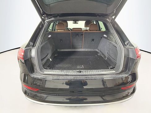 Used 2022 Audi e-tron Premium Plus image 29
