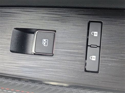 Used 2025 Nissan Kicks SR image 32