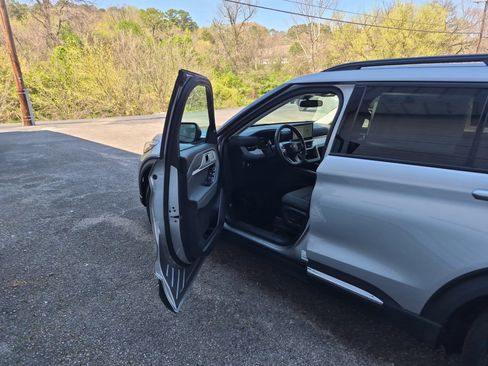 Used 2025 Ford Explorer Active image 10