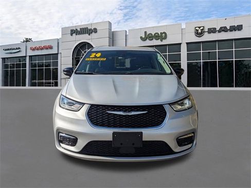 Certified 2024 Chrysler Pacifica Touring-L image 8