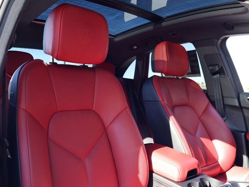 Certified 2025 Porsche Macan image 24