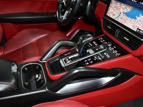 Used 2021 Porsche Cayenne Turbo w/ Assistance Package image 59