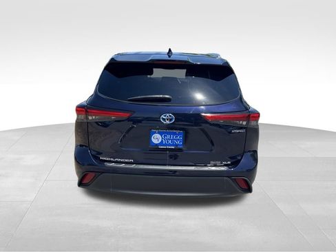 Used 2021 Toyota Highlander XLE AWD/4WD image 4