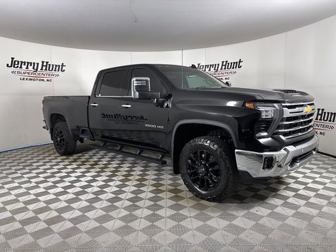 Used 2025 Chevrolet Silverado 3500 LTZ w/ LTZ Premium Package image 3