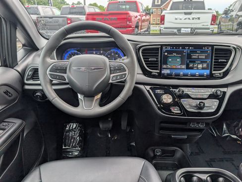 Used 2025 Chrysler Pacifica Select FWD image 18