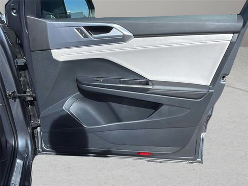 Used 2025 Volkswagen Taos SE image 13