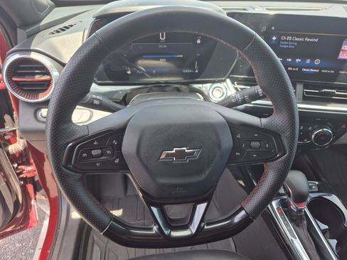 Used 2025 Chevrolet Trax RS w/ Driver Confidence Package FWD image 9