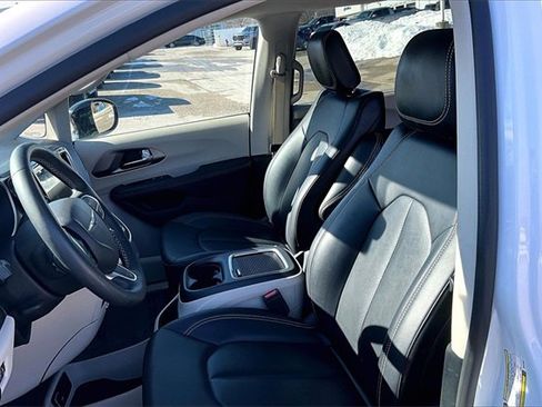 Used 2024 Chrysler Pacifica Touring-L image 25