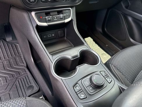 Used 2024 GMC Terrain SLE w/ Driver Convenience Package FWD image 26