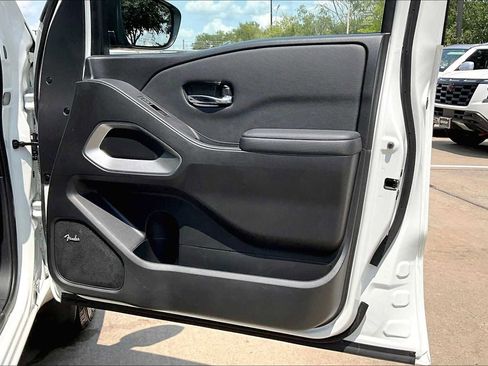 Used 2024 Nissan Frontier SL image 22