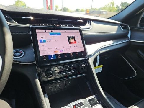 New 2025 Jeep Grand Cherokee Limited w/ Luxury Tech Group II image 38