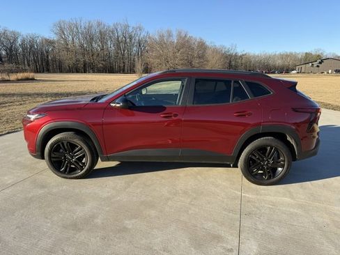 Used 2024 Chevrolet Trax ACTIV w/ Sunroof Package image 2