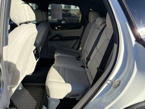 Used 2020 Porsche Cayenne AWD image 18