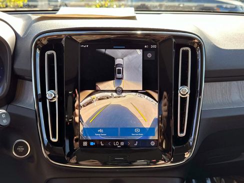 Certified 2024 Volvo XC40 B5 Plus image 22