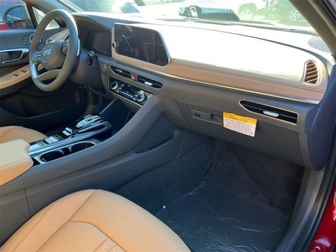 Used 2023 Hyundai Sonata Limited w/ Preferred Accessory Package image 4
