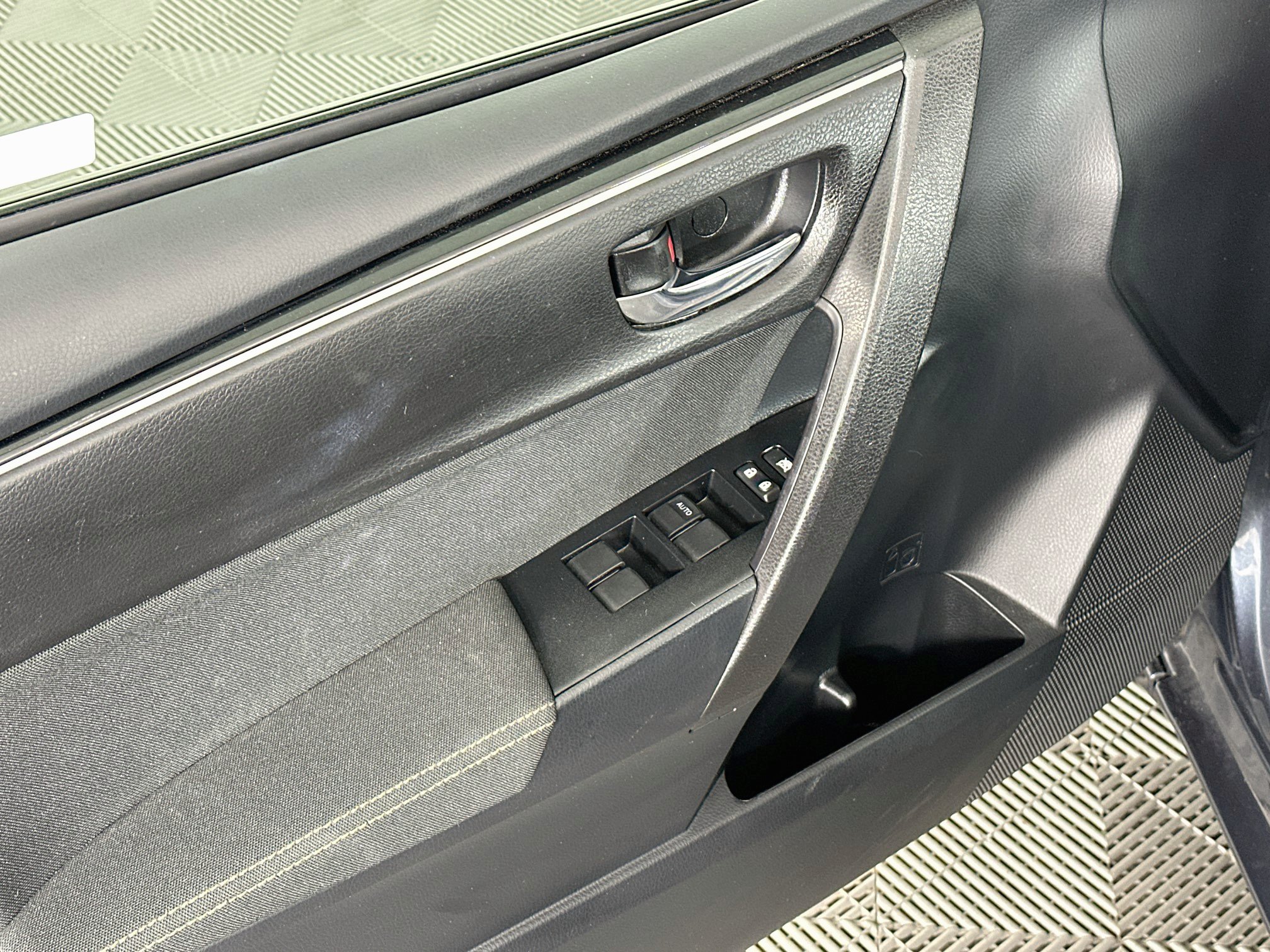 Used 2019 Toyota Corolla LE FWD image 15
