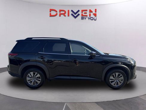 Used 2024 Nissan Pathfinder SV AWD/4WD image 2