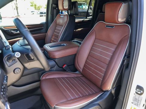 Used 2023 GMC Yukon XL Denali Ultimate AWD/4WD image 10