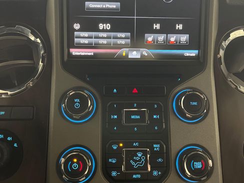 Used 2015 Ford F250 Lariat w/ Lariat Ultimate Package image 16