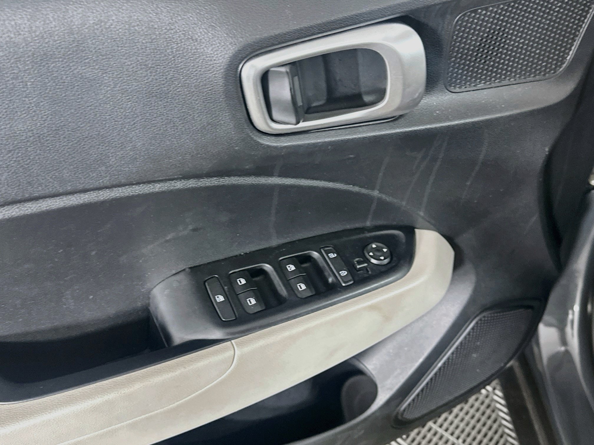 Used 2025 Hyundai Venue SEL FWD image 15