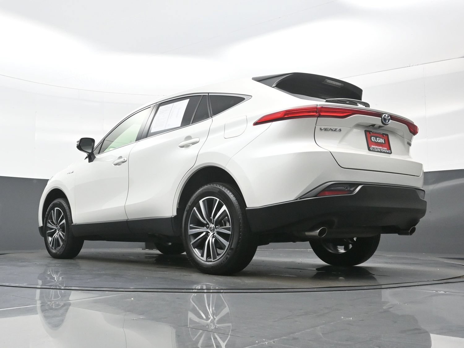 Used 2021 Toyota Venza LE AWD/4WD image 30