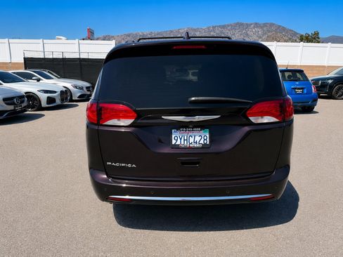 Used 2017 Chrysler Pacifica Touring-L FWD image 5