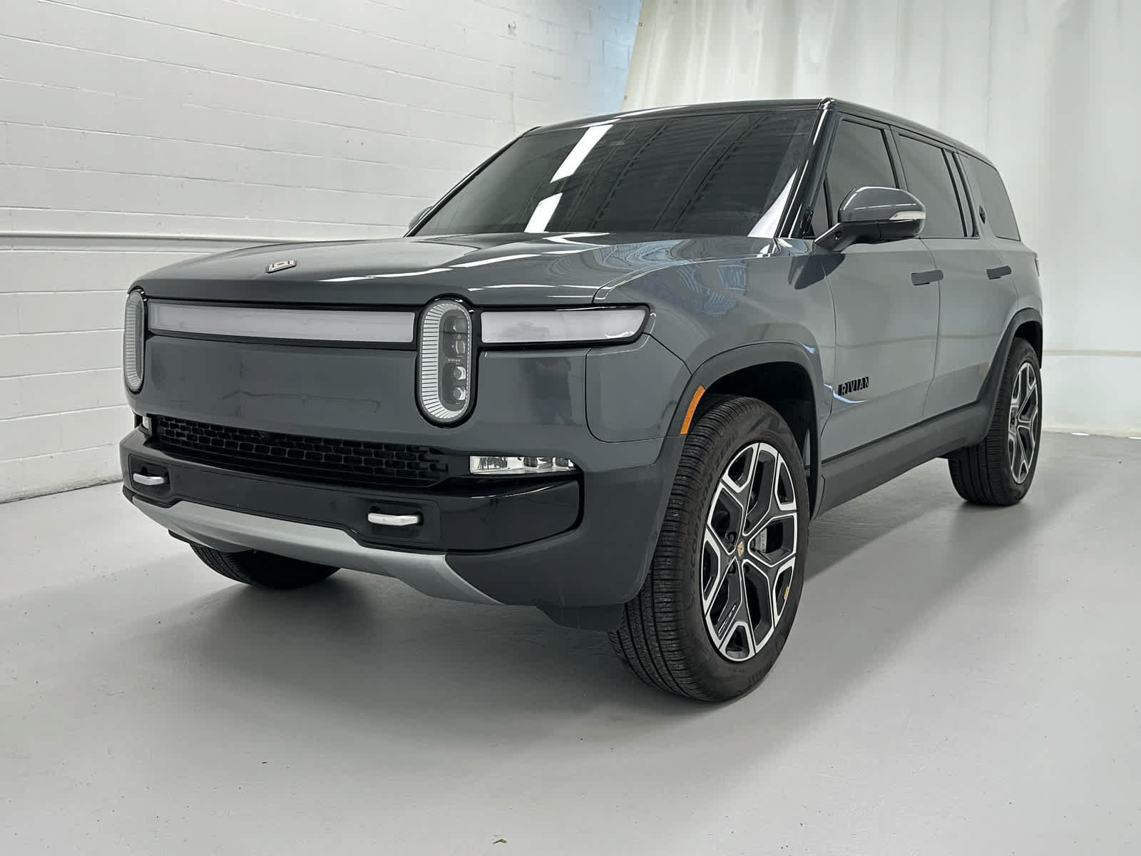 Used 2024 Rivian R1S Adventure Dual AWD/4WD image 4