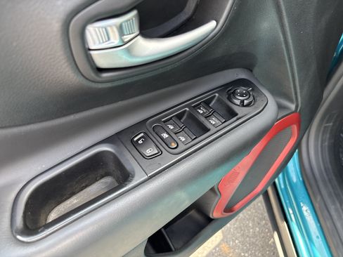 Certified 2022 Jeep Renegade Trailhawk AWD/4WD image 16