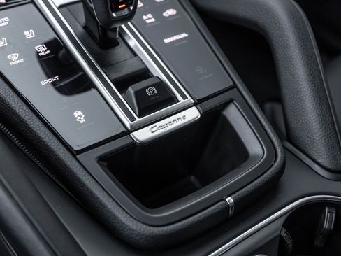 Certified 2023 Porsche Cayenne Platinum Edition image 28