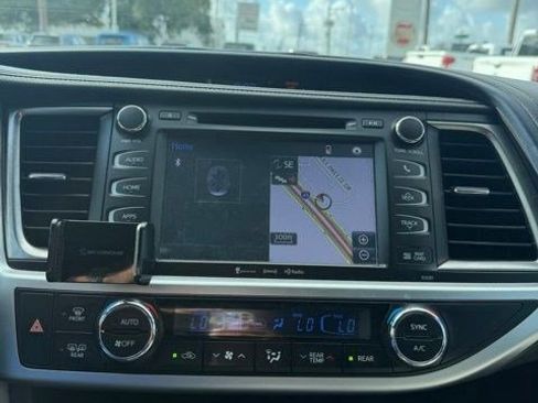 Used 2019 Toyota Highlander Limited Platinum FWD image 6