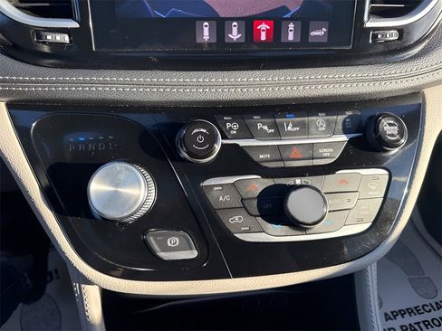 Used 2023 Chrysler Pacifica Limited image 29