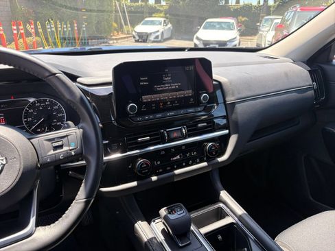 Used 2025 Nissan Pathfinder SV FWD image 17