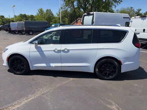 Used 2019 Chrysler Pacifica Limited w/ Tire & Wheel Group FWD image 8