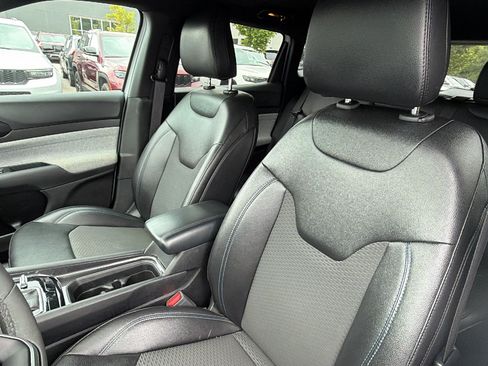 Used 2024 Jeep Compass Latitude AWD/4WD image 17